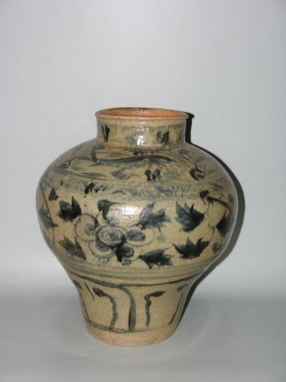 YUAN (1279 - 1368 ap. J.C.) Vase à décor floral. En terre cuite à glaçure. H : 34.5...