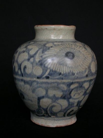 MING (1368 - 1644 ap. J.C.) Pot. En céramique ornée de motifs floraux bleu et blanc...