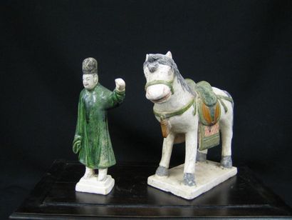 MING (1368 - 1644 ap. J.C.) Palefrenier et son cheval. En terre cuite à glaçure verte...