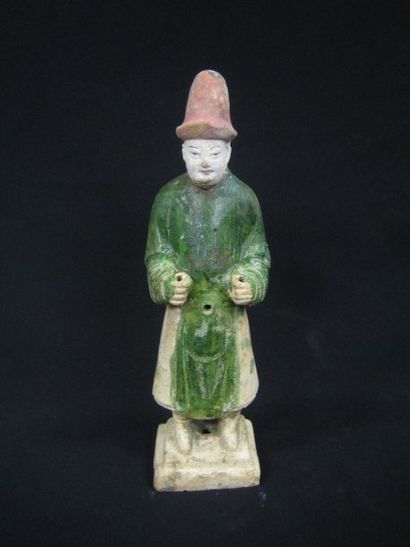 MING (1368 - 1644 ap. J.C.) Mingki debout. En terre cuite à glaçure verte et caramel....