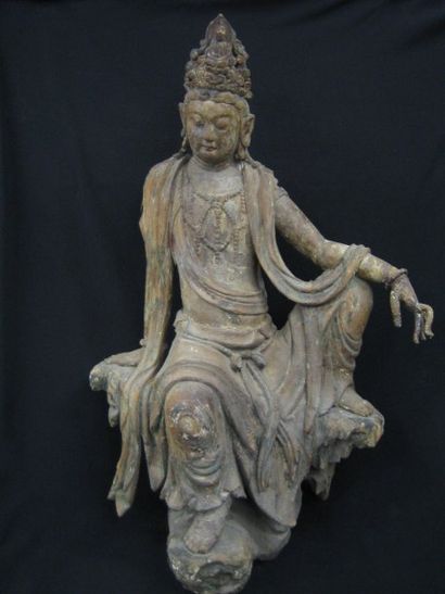 T'SING (XIXe siècle) Kwanin assise sur son trône en méditation la jambe gauche levée....
