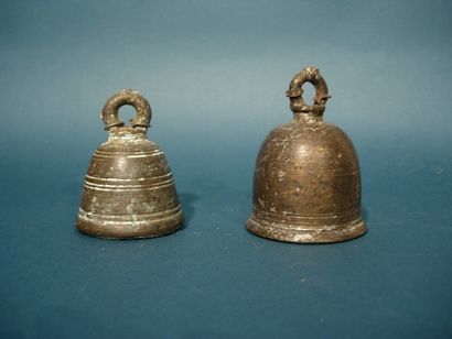 BIRMANIE - THAILANDE - CAMBODGE - LAOS - VIETNAM Deux clochettes de pagode. En bronze....