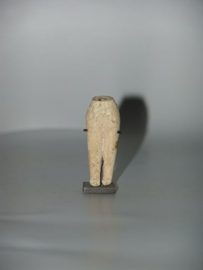 Fragment de statuette féminine. En terre...
