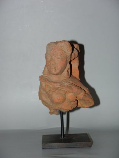 INDE, CEYLAN Buste féminine. En terre cuite. Gupta, IIIe - Ve s. H : 11 cm