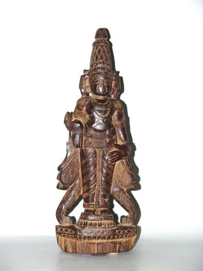 null Statuette en bois représentant une divinité. Inde, Fin du XIXe s. H : 28.5 ...