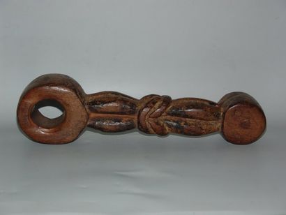 null Baratte. En bois sculpté. Népal, XIXe s. L : 34 cm