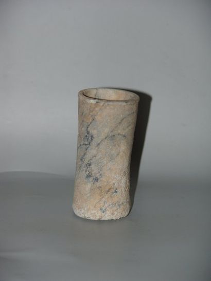 null Vase de forme cylindrique. En marbre. H : 10 cm D : 5 cm