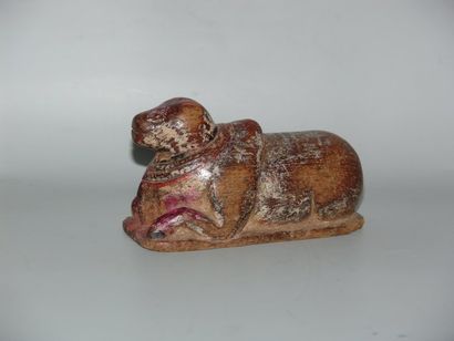 null Taureau « Nandi ». En bois. Népal, XIXe s. H : 7.5 cm L : 13 cm