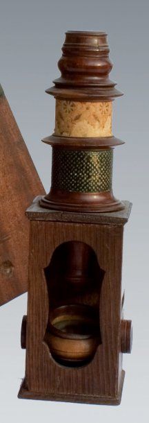 null Microscope de Nuremberg à un tirage dit microscope "chapelle", corps en bois...