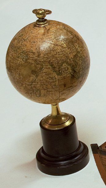 null Petit globe terrestre signé de DELAMARCHE 1838 monté verticalement sur un piédouche...