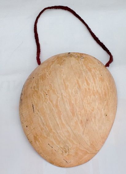 null Ornement pectoral. Papouasie Nouvelle Guinée. Coquillage et fibres teintées....
