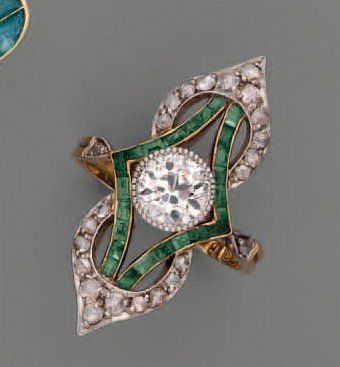 null BAGUE Art Nouveau, en or, argent, diamants et émeraudes calibrées