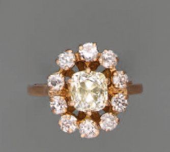 null BAGUE diamant coussin (1,50 cts env.) et brillants, en or
