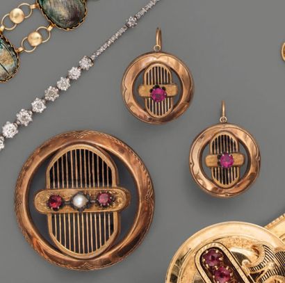 null PARURE : Broche et pendants d'oreille XIXe, en or, grenats et émail