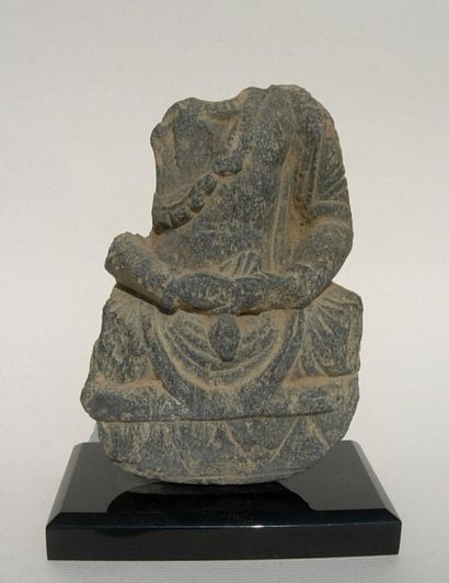 ART GRECO-BOUDDHIQUE DU GANDHARA(Ier - Vème siècle) Statuette du Bodhisattva Maitreya...