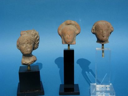 ART GRECO-BOUDDHIQUE DU GANDHARA(Ier - Vème siècle) Trois têtes de statuettes de...