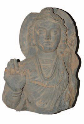 ART GRECO-BOUDDHIQUE DU GANDHARA(Ier - Vème siècle) Buste de Bodhisattva représenté...