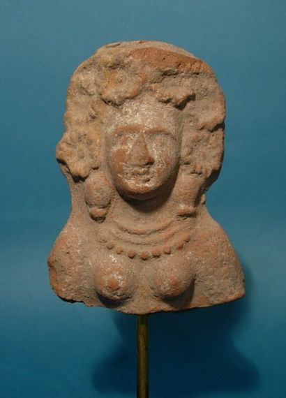 ART GRECO-BOUDDHIQUE DU GANDHARA(Ier - Vème siècle) Buste de déesse-mère. En terre...