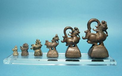 BIRMANIE - CAMBODGE - LAOS - THAILANDE Série de six poids à opium en forme de lions....