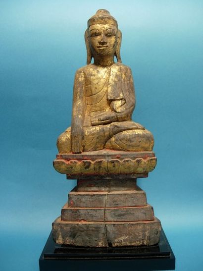 BIRMANIE - CAMBODGE - LAOS - THAILANDE Statuette de Bouddha. En bois laqué et doré....