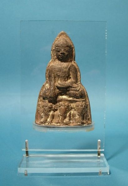BIRMANIE - CAMBODGE - LAOS - THAILANDE Amulette représentant Bouddha. En terre cuite...