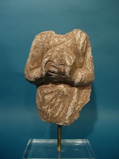 ART GRECO-BOUDDHIQUE DU GANDHARA (Ier - Vème siècle) Torse de fidèle. En stuc. H...