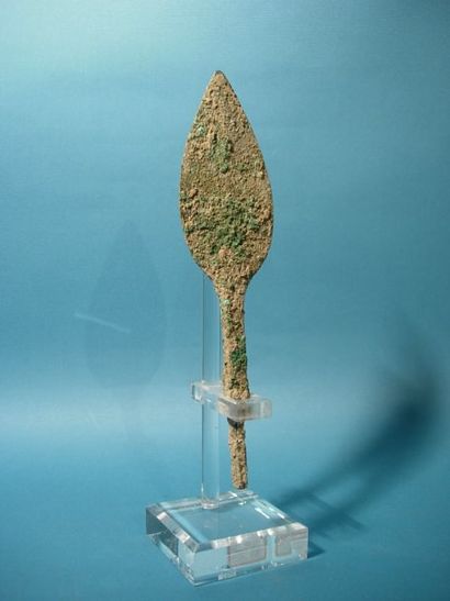 CIVILISATIONS DE L'INDUS BACTRIANE (IIIe millénaire av. J.C.) Fer de lance. En bronze....