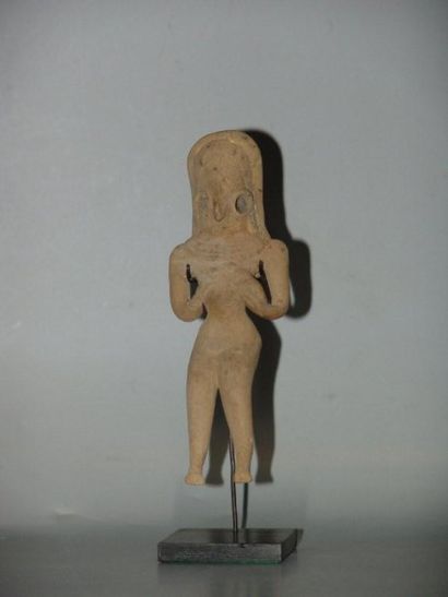 MEHRGARH (3000 av. J.C.) Idole portant un enfant. En terre cuite. H : 11.5 cm