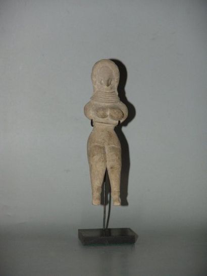 MEHRGARH (3000 av. J.C.) Idole. En terre cuite. H : 11.5 cm