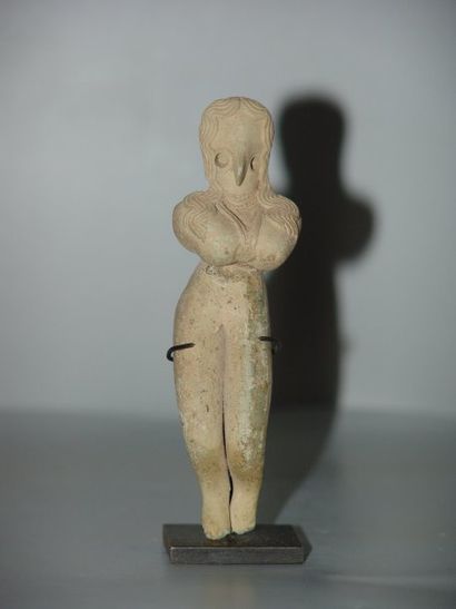 MEHRGARH (3000 av. J.C.) Statuette féminine, les bras sont dissimulés sous la poitrine....