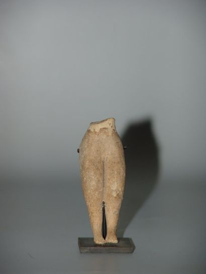 MEHRGARH (3000 av. J.C.) Fragment de statuette féminine. En terre cuite. H : 6.5...