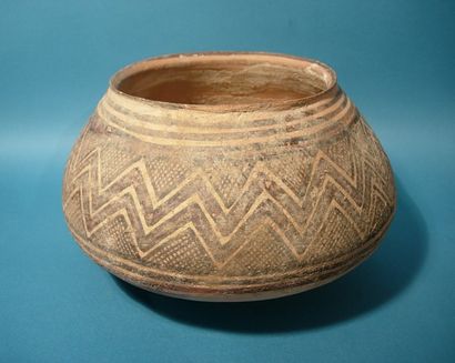 MEHRGARH (3000 av. J.C.) Pot. En terre cuite. D : 23.5 cm