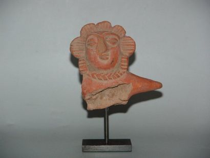 CHARSADDA (300 av. J.C.) Tête d'idole. En terre cuite. H : 7.5 cm