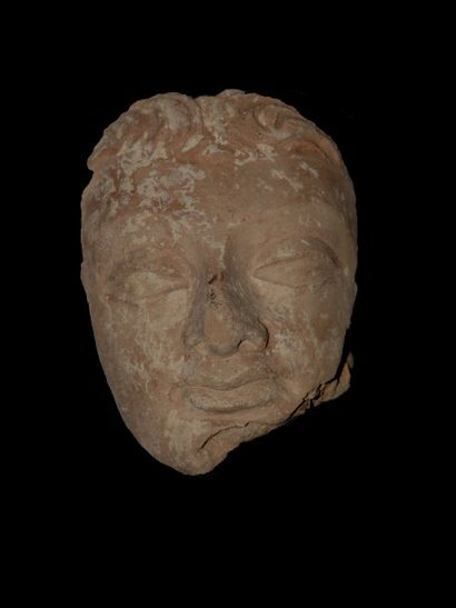 ART GRECO-BOUDDHIQUE DU GANDHARA (Ier - Vème siècle) Masque d'adorant. En terre cuite....