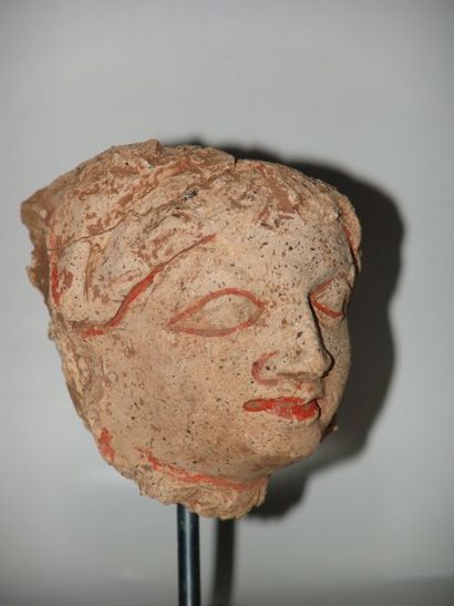 ART GRECO-BOUDDHIQUE DU GANDHARA (Ier - Vème siècle) Tête de femme. En stuc. H :...