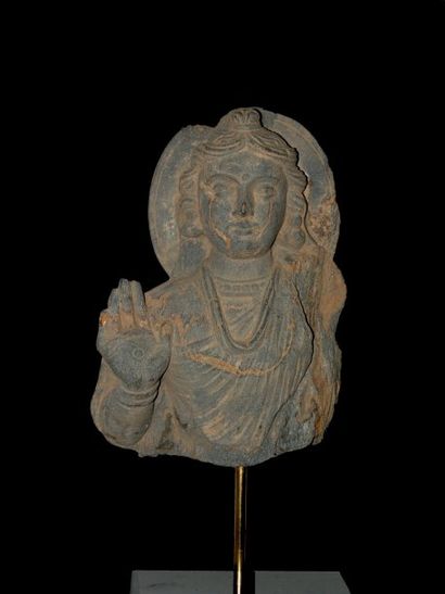 null Buste de Bodhisattva représenté en abhâya-mudra, geste de l'absence de crainte....