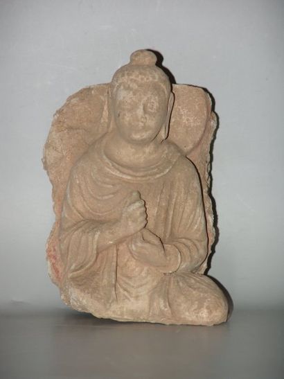 null Bouddha assis, faisant le geste de la méditation. En stuc. H : 14.5 cm