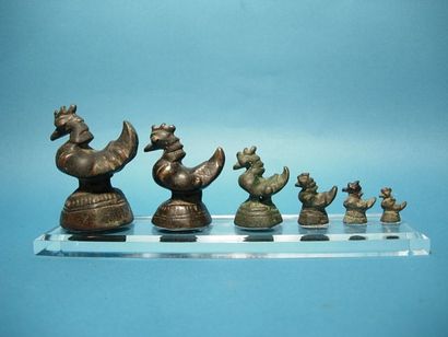null Série de six poids à opium en forme de Hantha ou oiseaux sacrés. En bronze....