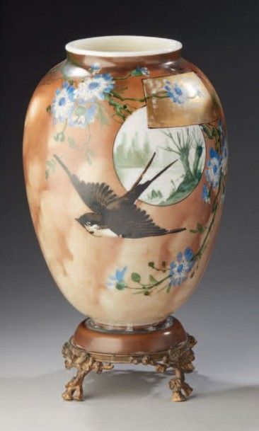 TRAVAIL 1900 
Vase de forme ovoïde en opaline à décor floral japonisant agrémenté...