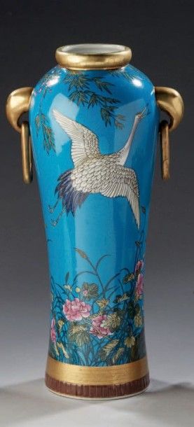 MINTON Vase chinoisant à corps ovoïde et anses latérales en porcelaine émaillée polychrome...
