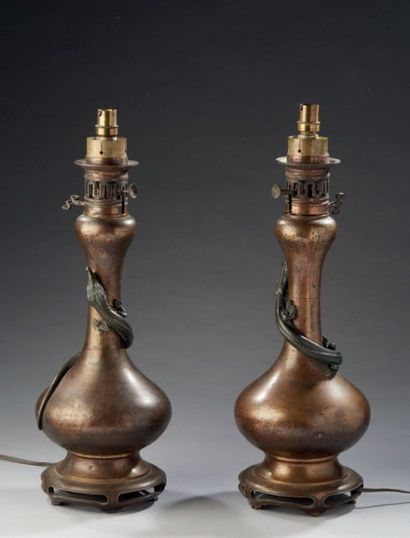 TRAVAIL 1900 
Paire de lampes de forme balustre en laiton et bronze à patine brune...