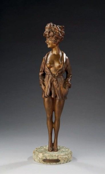 MAURICE MILLERE (1871-1946) 
La Parisienne
Sculpture en bronze à patine brune.
Signée...