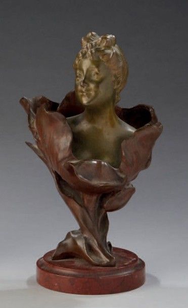Henri GODET (1863-1937) 
Buste en bronze à patine brune et verte.
Il repose sur une...