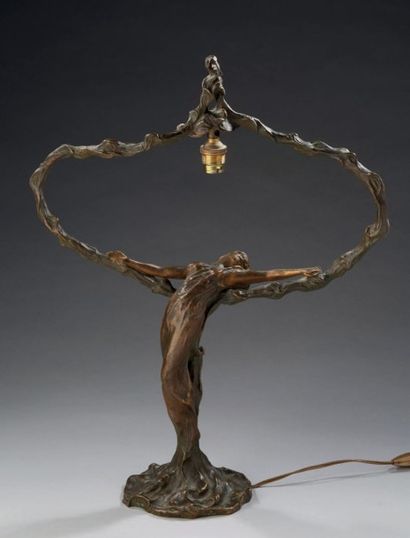 M MELIODON (né en 1867) 
Lampe de table en bronze à patine brune et dorée figurant...