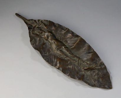Georges DELPÉRIER (1865-1936) 
Vide-poches en bronze à patine brune figurant la métamorphose...