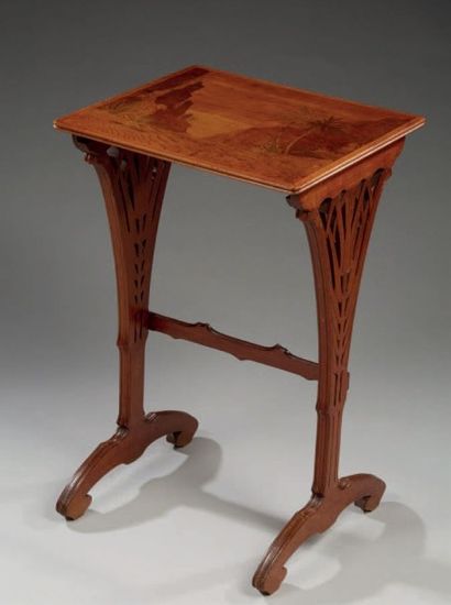 Émile GALLÉ (1846-1904) 
Table d'appoint en hêtre teinté à plateau rectangulaire...