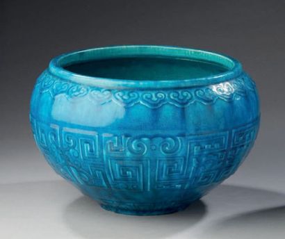 Théodore DECK (1823-1891) 
Vase ovoïde en céramique émaillée bleue à décor estampé...