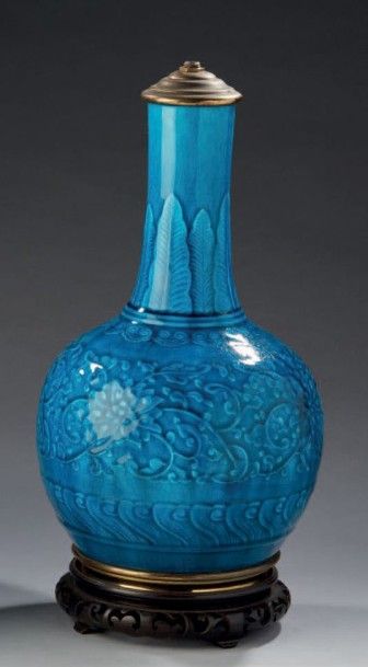 Théodore DECK (1823-1891) 
Lampe balustre en céramique émaillée bleue à décor estampé...