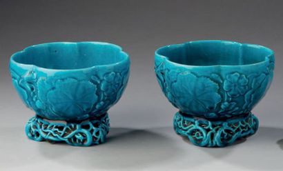 Théodore DECK (1823-1891) 
Paire de vases chinoisant en céramique émaillée bleue...