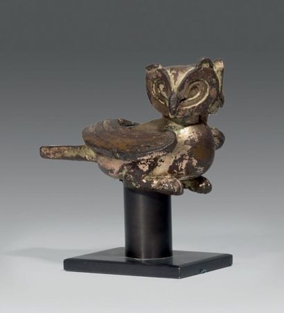 null Massue cérémonielle représentant un hibou à deux têtes
Bronze doré oxydé. Fonte...